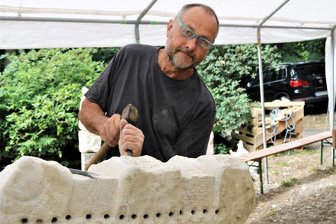 Wo Napoleon übernachtet hat: Bald Leben im ehemaligen Gasthof „Drei Schwanen“ in Oederan? - Paul Brockhage zählte zu den Künstlern, die beim Bildhauersymposium im Oederaner Ortsteil Börnichen dabei waren.