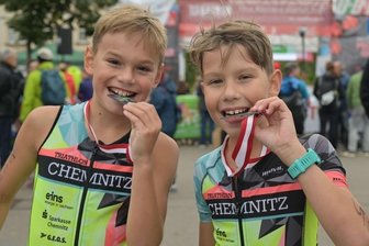 Wo nicht nur die Schnellsten abräumen - Moritz Dau aus Chemnitz (links) gewann den Junior-Triathlon. Über die Finishermedaille freute sich auch sein Teamkamerad Phillip Ehrler (Platz 6).