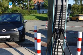Wo Nutzer von Schnellladesäulen noch viel Geduld brauchen - Ganz schön schwer sind die Stecker mit Gleichstromkontakten, wie sie nun an der Schnellladesäule am Zwickauer Ubineum zu finden sind.