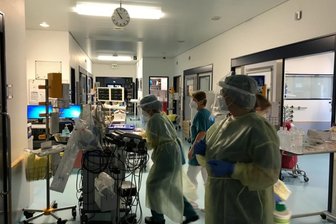 Wo Pfleger und Ärzte an Grenzen stoßen - Blick auf den Gang der Intensivstation im Zschopauer Haus. Oberärztin Dr. Barbara Atmanspacher (vorn) und Pflegerinnen bereiten sich darauf vor, einen beatmeten, auf dem Bauch liegenden Patienten zu drehen.