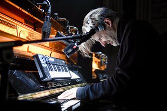 Wo Philosophie zum Theater wird: "Atlantis" als Grenzerfahrung am Staatsschauspiel Dresden - PC Nackt am aufgerüsteten Klavier.