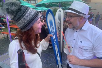 Wo Pudelmütze auf Bikini trifft - Erste offizielle Ballermann-Party im Erzgebirge steigt in Schönheide - Marcel und Alice Lenk zünftig verkleidet bei „Ballermann meets Aprés-Ski“.