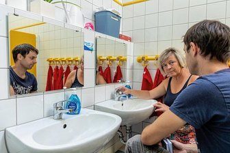 Wo Rodewisch sparen will und es im Winter kalt bleibt - Braucht eine Kita im Waschraum warmes Wasser? "Nicht auf Teufel komm raus sparen", sagt Energieberater Enrico Stephan zu Bummi-Leiterin Katrin Sitte. Müsse eine Einrichtung wegen Legionellen desinfiziert werden, kann das doppelt teuer werden. Dennoch: Wassersparende Filter an den Armaturen können sinnvoll sein. 