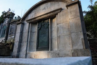 Wo Sachsens einst erfolgreichste Unternehmer ruhen: Friedhof im Erzgebirge bewahrt Industriegeschichte - Fertig restauriert ist die Gruft der Familie Lange auf dem Auer Friedhof. Die Arbeiten haben sich über zehn Jahre hingezogen.