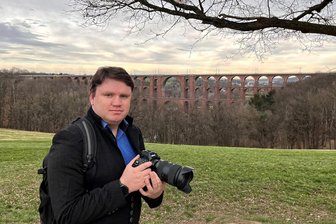 Wo schießt man die besten Fotos der Göltzschalbrücke? - Carsten Steps mit seiner Kamera am Aussichtspunkt, 100 Meter von der Hermann-Löns-Straße entfernt auf Greizer Seite.