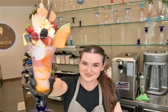 Wo schmeckt das Eis im Erzgebirge am besten? So haben „Freie Presse“-Leser abgestimmt - Sommerzeit ist Eiszeit. Eis geht da immer, oder? In der Eismanufaktur Venezia in Schneeberg präsentiert Mitarbeiterin Yana Paliichuk einen Eisbecher. Der Laden landete in der Eis-Abstimmung ganz weit vorn.