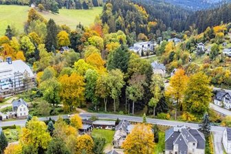 Wo schon bald ein Wasser- und Historienpark entstehen soll - Der Eibenstocker Ortsteil Blauenthal mit dem Hammerherrenhaus, das saniert wird (ganz links), sowie der Gaststätte "Zur Forelle" (ganz rechts). Beide Gebäude sind in den Planungen für einen Wasser- und Historienpark eingebunden. Für deren Umsetzung hat sich eine Genossenschaft gebildet, der Unternehmer aus ganz Deutschland angehören. 