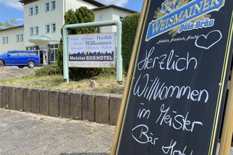 Wo schon Sängerin Nicole und Harald Juhnke abgestiegen sind: Das „Meister Bär-Hotel Vogtland“ in Reichenbach öffnet wieder - Da schauen nicht wenige Reichenbacher in diesen Tagen zweimal hin. Das „Meister Bär-Hotel“ hat wieder geöffnet - nicht nur für Gäste, die über Nacht bleiben, sondern auch für jene, die auf einen Snack oder einen Kaffee hereinschauen.