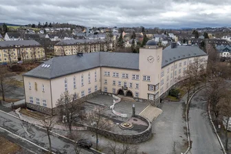 Wo Schüler aus dem Vogtland etwas über Erdbeben und Bienen-Genetik lernen - Das Pestalozzi-Gymnasium (Foto) und das Gymnasium Markneukirchen richten in der Vorosterwoche ein Lerncamp aus.
