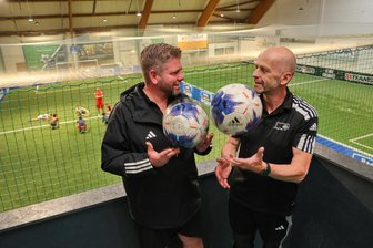 Wo seit zehn Jahren in Chemnitz unterm Hallendach gekickt wird - Thomas Wels, der Chef der Soccerhalle (li.), mit Sporttherapeut und Athletiktrainer Jens Meißner.