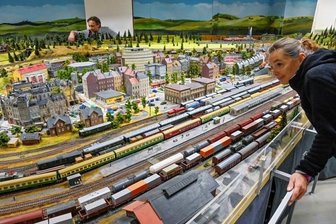 Wo selbst in Chemnitz ein ICE hält - Stefan Helmert (links), Sven Schneider und die anderen Vereinsmitglieder laden zur Modellbahnschau ein.