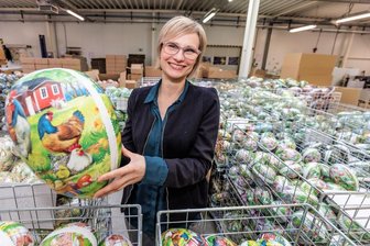 Wo sich alles um Eier und Schultüten dreht - Bettina Nestler mit einem XXL-Osterei, die bei den Kunden immer beliebter werden. In den Produkten steckt nach wie vor viel Handarbeit. 