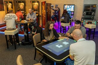 Wo sich alles um‘s Spielen dreht: In Auerbach gibt es eine Adresse für Fans von Flipper, Billard und Co. - Über 150 Spiele kann man an diesem interaktiven Spieltisch laden. Das fängt bei Mensch-ärgere-Dich-nicht an und hört bei Tetris noch lange nicht auf.