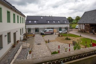 Wo sich bald die Türen zur Kräuterschule öffnen sollen - Der im Waldenburger Pfarrgrund angesiedelte Lebenshof mit der in Baubefindlichen Kräuterschule.