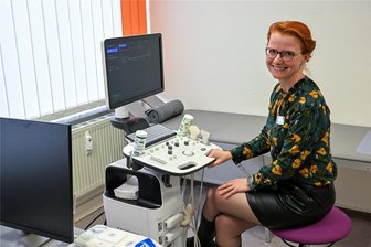 Wo sich der Arztbesuch wie Wellness anfühlt: Neue Hausarztpraxis in Limbach-Oberfrohna feierlich eröffnet - Am 2. Oktober eröffnete Dr. Madlen Schlögel ihre neue Hausarztpraxis in Limbach-Oberfrohna. In zwei hochmodernen Sprechzimmern untersucht sie ihre Patienten. Dazu gehört auch ein Ultraschallgerät, welches die Stadt mitfinanzierte.