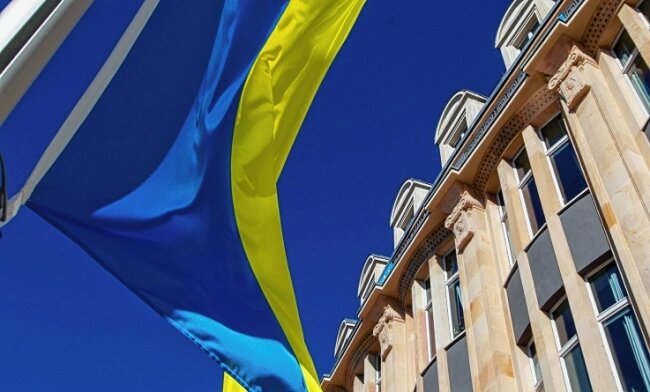 Wo sich Flüchtlinge künftig Hilfe holen können - Nach Einmarsch russischer Truppen in die Ukraine zeigte sich das Landratsamt solidarisch und hisste die ukrainische Flagge. 