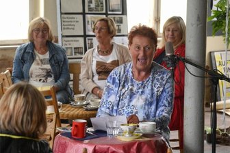 Wo sich Generationen austauschen: Erzählcafé in Alter Stickerei Grünbach öffnet wieder - Martina Dressel und weitere Besucher im Erzählcafé in der Alten Stickerei Grünbach im vergangenen Jahr.