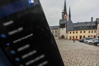 Wo sich in Burgstädt W-Lan-Hotspots befinden - Auf dem Markt in Burgstädt ist einer von sieben W-Lan-Hotspots, die in der Innenstadt installiert wurden. Der Zugang ins Internet ist kostenfrei.