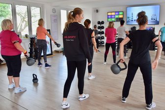 Wo sich in Chemnitz Frauen fit halten und Männer Hausverbot haben - Eine Kursstunde im Frauen-Fitnesstudio, Jolina Kux (Mitte) leitet dazu an.