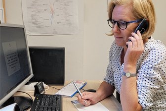 Wo sich Kinder anonym ausweinen können und Hilfe bekommen - Kerstin Baumbach unterstützt das Beraterteam des Kinderschutzbundes. 