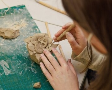 Wo sich kreative Köpfe austesten können - Natürlich gehört praktische künstlerische Arbeit zum Unterrichtsstoff. Die Zwölftklässlerin Fabienne Fritzsche mit ihrem "Kopfsalat". 