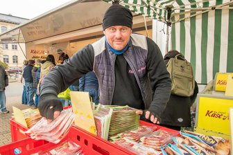 „Wo sind denn die ganzen anderen Händler?“: Käse-Maik kehrt nach Olbernhau zurück und findet trauriges Bild vor - Torsten Sigrist vom Käse-Maik-Team freut sich über zufriedene Kunden, vermisst aber andere Händler.
