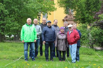 Wo stand die alte Stadtkirche von Augustusburg? - Die Vermesser Frank Zimmermann und Peter Lohr (v.l.) sowie Mitglieder der Chronikgruppe.