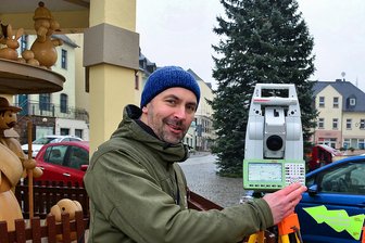 Wo steht der höchste Weihnachtsbaum in Mittelsachsen? - Alexander Neumeister war auch im Vorjahr als Weihnachtsbaumvermesser unterwegs, hier in Hainichen.