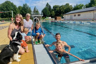 Wo Tausende das Schwimmen lernten: 100 Jahre Sommerbad Neukirchen - Vier Generationen der Familie Walther sind Dauergäste. Ursula Walther (hinten), Sohn Daniel (im Wasser), seine Tochter Selina (mit ihrem Sohn) und ihre Brüder Simeon und Sascha.