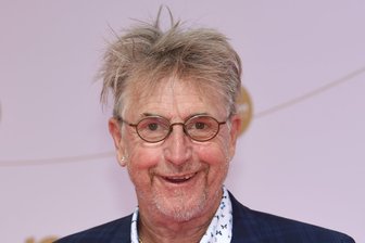 Wo TV-Star Martin Semmelrogge am Mittwoch im Vogtland Autogramme gibt - Schauspieler Martin Semmelrogge ist am Hauptdrehort von „Maske auf, Genossen!“.