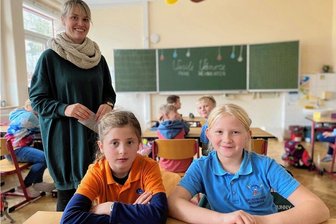 Wo "Veselé Vanoce" Frohe Weihnachten heißt: In der Gemeinde Steinberg wird Partnerschaft mit Tschechien seit zehn Jahren gelebt - Ella Günther (links) und Merle Doß hatten von ihrem Besuch im tschechischen Chyše viel zu erzählen. Auch Klassenlehrerin Saskia Wappler und alle Freunde aus der der dritten Klasse waren im Oktober dabei. Schon damals erfuhren die Steinberger Grundschüler einiges über die Weihnachtsbräuche im Nachbarland.