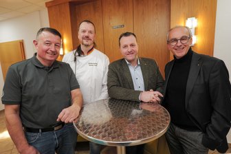 Wo vogtländische Knacker auf Knusperkruste trifft: Neue Kür soll altes Handwerk stärken - Fleischermeister Mike Geuthner, Bäckermeister Torsten Aust, MdL Jörg Schmidt und Sternquell-Produktmanager Thomas Münzer.
