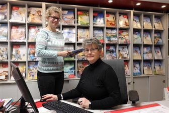 Wo Werdauer und Crimmitschauer in diesem Jahr ihren Urlaub verbringen - Kerstin Martin (rechts) und Nadja Geipel vom Reisebüro am Werdauer Markt machen Urlaubswünsche wahr. Besonders gefragt bei Familien ist dieses Jahr ein Aufenthalt in Österreich.