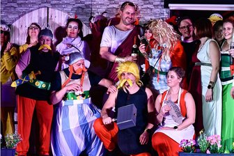 Wo Westsachsen Fasching feiert: Überblick über die Veranstaltungen in der Region Zwickau/Werdau - Bei der WFC-Faschingsveranstaltung im Vielauer Erlenwald war ein gallisches Dorf mit Asterix und Obelix sowie deren römischen Widersachern vertreten. „Das war ein ganzer Tisch, die hatten sich alle sehr schön angeputzt. Keine Kostüme, die man irgendwo fertig kauft, sondern alles selbst gemacht“, lobt Lutz Voigtmann.