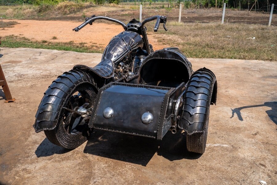 Wo wird dieses Schrottkunstobjekt aufgestellt? - Ein Chopper-Motorrad im "Ghost Rider"-Stil.