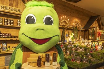 Wo wird es den Schwarzenberger Schokozwerg zum Altstadtfest geben? - „Hildi“, das Maskottchen des Crottendorfer Räucherkerzenlandes, ist verliebt in die Zwerge.