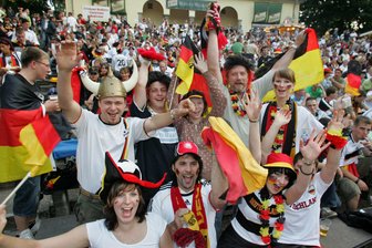 Wo wird in Westsachsen gemeinsam Fußball-WM geschaut? Leser-Tipps sind gesucht. - Ausgelassene Stimmung bei der WM 2010 auf der Freilichtbühne am Schwanenteich.