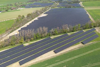 Wo wird Solarstrom gespeichert? - Fünf Fragen und Antworten zu Memmendorfs PV-Anlage - An den PV-Anlagen ganz vorn gut sichtbar: Die Abstände zwischen den Solarmodulen erlauben eine Bewirtschaftung.