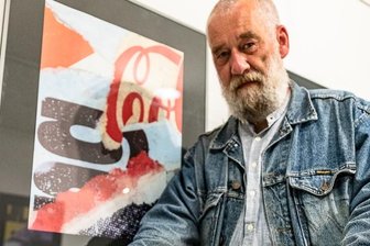 Wo Zerrissenes zum Material für neue Kunstwerke wird - Steffen Heil, Chemnitzer Fotograf und Grafiker, zeigt Fragmente alter Werbeplakate, aus denen die Werke seiner aktuellen Ausstellung "Zerrissen" in der Dorfgalerie Auerswalde entstehen.