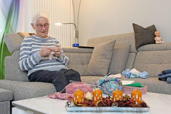 Wo zum guten Krimi die Stricknadeln klappern: Mülsenerin sorgt für warme Babyfüße - Irma Poßner strickt seit Jahren Babysocken für die westsächsischen Neugeborenen.