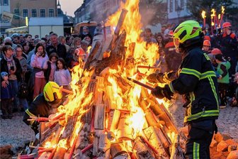 Wo zum Hexenfeuer und Maibaumsetzen in der Region Rochlitz eingeladen wird - Nach zweijähriger Pause fand letztes Jahr wieder ein Hexenfeuer statt, zum 20. Mal, und geschätzt mehr als 1500 Besucher freuten sich darüber.