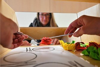 "Woche der Demenz": Parcours macht Kontrollverlust in Mittweida erlebbar - Bianka Hammer sieht alles nur gespiegelt: Mit Messer und Gabel über dem Teller zu essen, wird da zum unlösbaren Geduldspiel. 