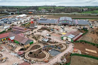 Woche der Entscheidung: Endspurt im Karls Erlebnis-Dorf - Blick auf die Baustelle von Karls Erlebnis-Dorf an der A 14 in Döbeln. Am Samstag soll der Freizeitpark eröffnet werden.