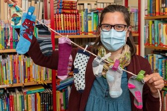 Woche der Lockerungen in Mittelsachsen - Auch in der Bibliothek in Penig kann in der kommenden Woche wieder gestöbert werden, wenn die Infektionszahlen niedrig bleiben. Für den Besuch ist es unter anderem nötig, telefonisch einen Termin zu vereinbaren.Leiterin Antje Grabner freut sich auf viele weitere junge Leser, die an einer Mitmachaktion teilnehmen. Zum 25. Geburtstag des Kinderbuchs "Rabe Socke" kann eine gewaschene Socke gegen eine Überraschung eingetauscht werden.