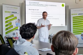 Woche der offenen Unternehmen sorgt am Zschopauer Klinikum rasch für Zuwachs - Da er selbst in diesem Bereich arbeitet, bekamen die Schüler von Tony Meyer viel über die Pflege zu hören. Genauso stellen andere Fachkräfte ihre Aufgaben vor.