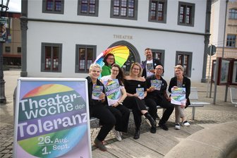 „Woche der Toleranz“ in Zwickau: Theater reagiert auf Skandal bei „Wildwechsel“-Festival - Sie sind die Köpfe hinter der Theaterwoche der Toleranz in Zwickau (v. l.): Mikko Will, Steffi Liedtke (mit Schirm), Theresa Weidhas, Anne Zeuner, Dirk Löschner, Tino Helbig, Sandra Kaiser.