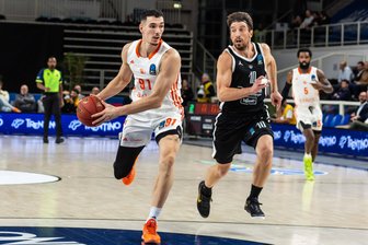 Woche der Vorentscheidungen: Zwei Heimspiele mit Endspielcharakter für die Basketballer der Niners Chemnitz - Er gehört zu den wenigen Spielern der Niners, die nicht oft verletzt waren: der bulgarische Nationalspieler Yordan Minchev (links) beim Hinspiel in Trento.