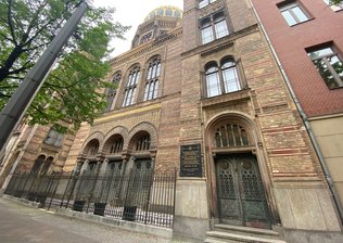Wochenend-Kolumne "Unser Leben": Zwischen erlaubter Israel-Kritik und Antisemitismus - Jüdisches Leben in Deutschland - die Neue Synagoge in Berlin-Mitte.