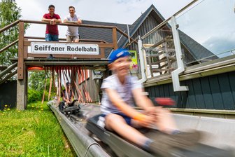 Wochenende: Diese Veranstaltungen im mittleren Erzgebirge kitzeln Nerven und Frühlingsgefühle - Die Sommerrodelbahn in Seiffen hat am Samstag und Sonntag geöffnet.