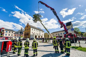Wochenende: Maibaum, Retro-Party, Wanderung – Das ist im mittleren Erzgebirge los - Seit 2025 wird der Olbernhauer Maibaum auf dem Postplatz aufgestellt.